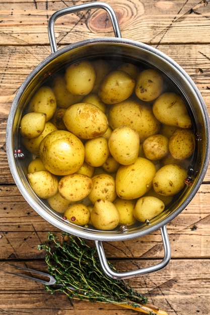 Patatas baby hervidas en una cacerola