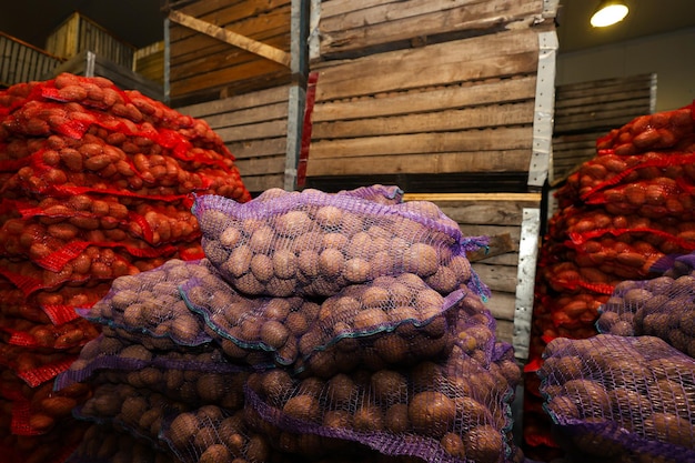 Patatas en bolsas en el almacenamiento de verduras.