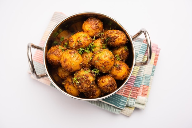 Patatas Bombay asadas caseras Papas pequeñas fritas o aloo con semillas de jeera y cilantro en un tazón