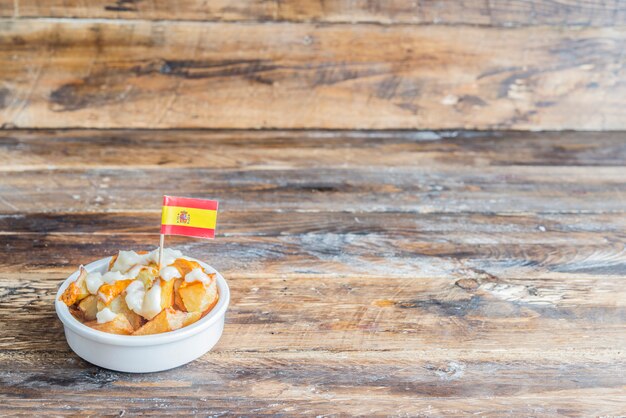 Patatas bravas con salsa tipica