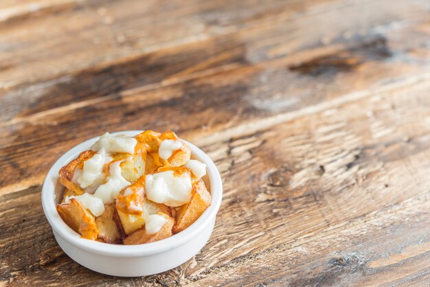 Patatas bravas con salsa tipica