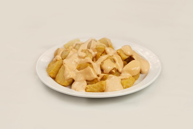 Las patatas bravas son una preparación típica de barritas en España que consiste en patatas cortadas en cubos grandes