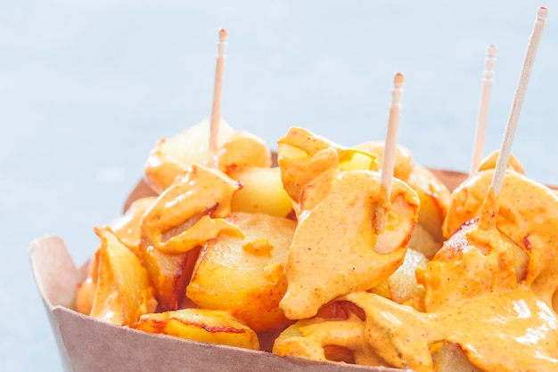 Foto patatas bravas traditionelles spanisch zum mitnehmen