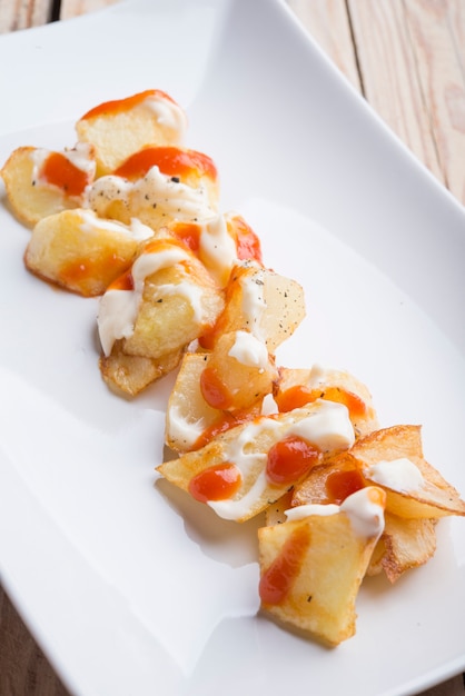 Patatas bravas typisch spanisch