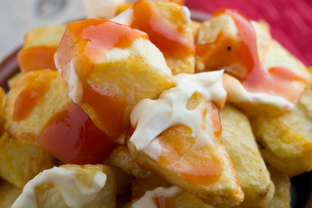 Patatas bravas typisch spanisch