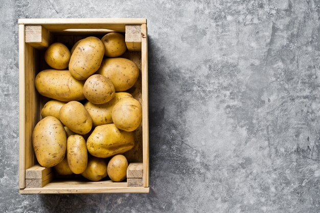 Patatas en una caja de madera, supermercado.