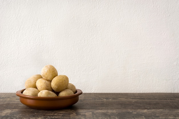 Patatas Canarias en mesa de madera.