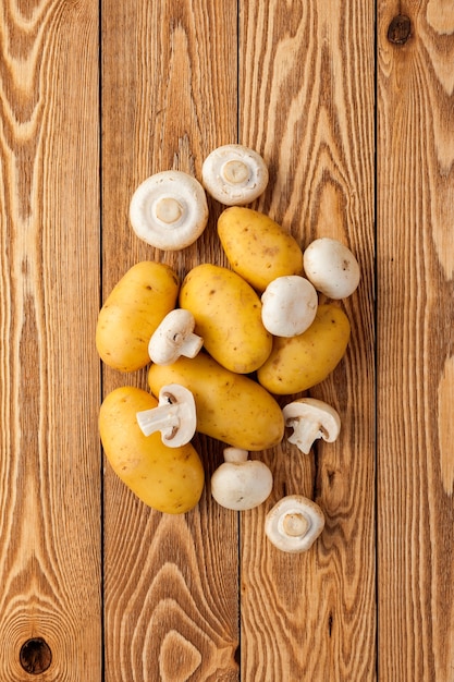 Patatas y champiñones en madera