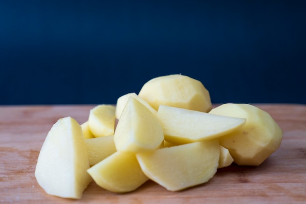 Patatas cortadas a mano en la mesa