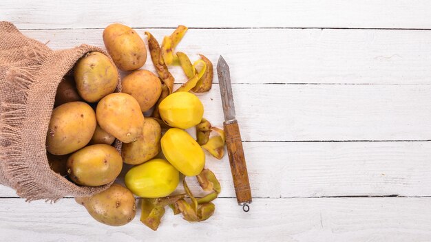 Patatas crudas Sobre un fondo blanco Cocinar Espacio libre para texto Vista superior