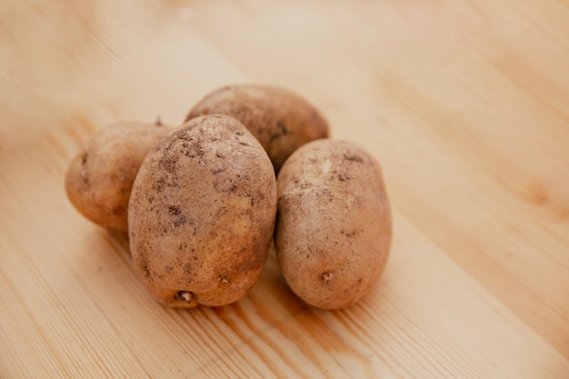 Patatas crudas sobre una mesa de madera