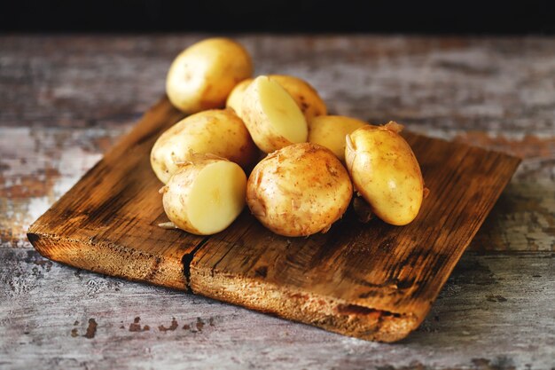 Patatas crudas sobre una superficie de madera