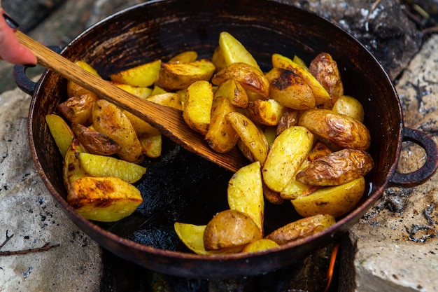 Patatas crujientes caseras en una sartén al fuego afuera