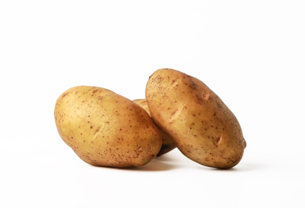 Patatas frescas aisladas en blanco