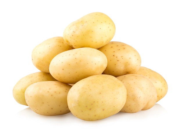 Patatas frescas aisladas sobre fondo blanco