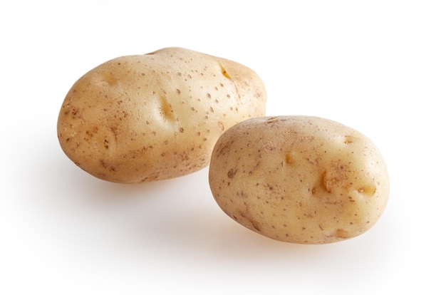 Patatas frescas aislado sobre fondo blanco con trazado de recorte