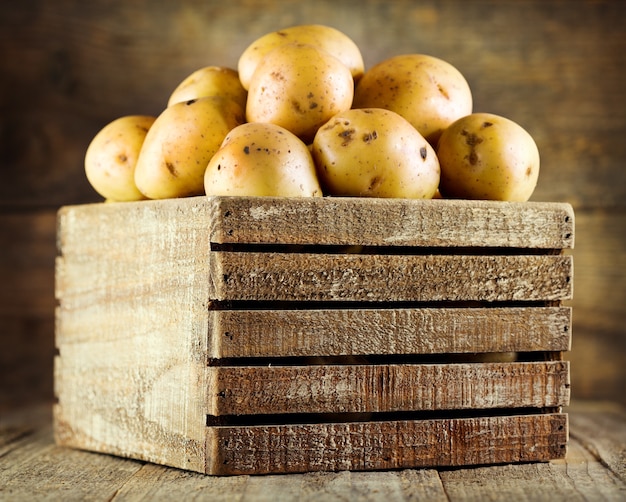 Patatas frescas en caja de madera