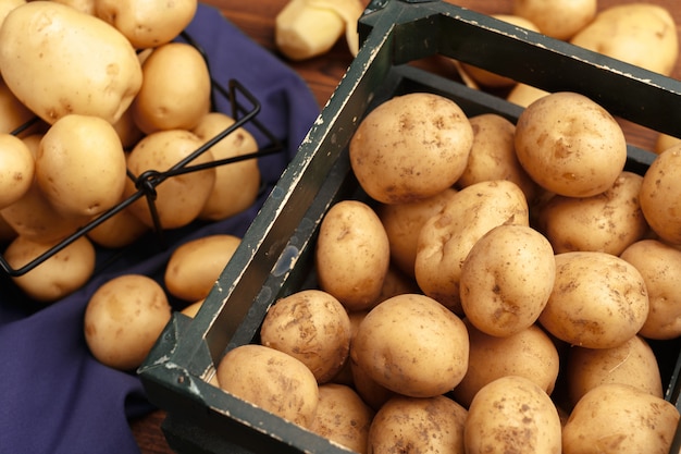 Foto patatas frescas en la cesta