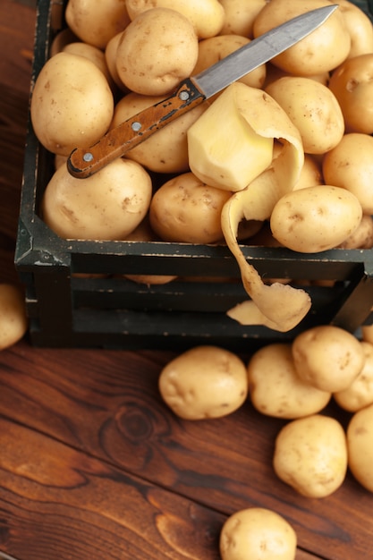 Foto patatas frescas en la cesta