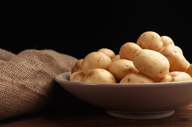 Patatas frescas en la cesta