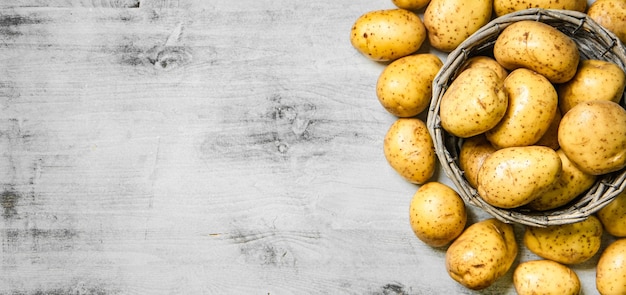 Foto patatas frescas en una mesa blanca