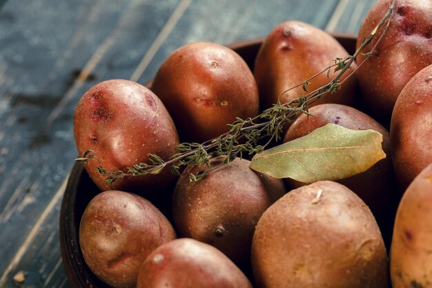 Patatas frescas en la mesa de madera