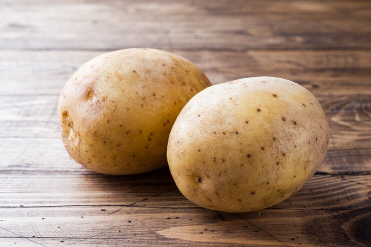 Patatas frescas en la mesa de madera.