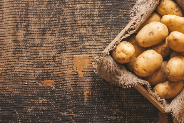 patatas frescas sobre un fondo de madera