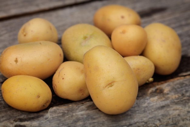 Patatas frescas sobre superficie de madera