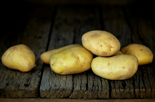 Patatas frescas en una vieja mesa de madera