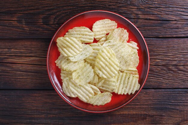 Patatas fritas acanaladas saladas