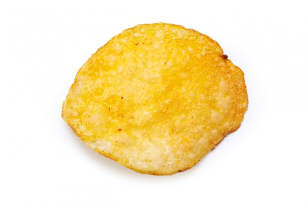 Patatas fritas aisladas en la superficie blanca
