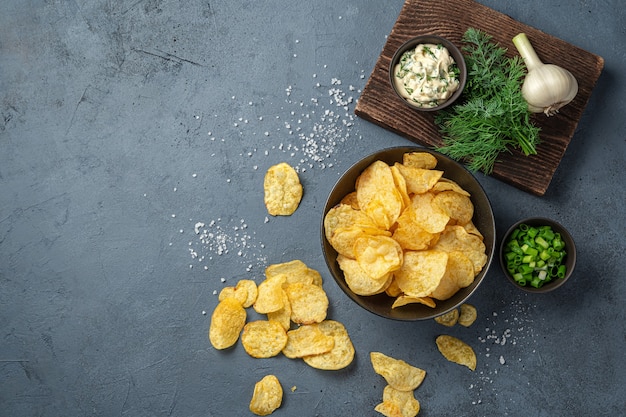 Patatas fritas, aperitivo de cerveza sobre un fondo gris oscuro. Vista superior, espacio de copia.