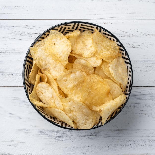 Patatas fritas en un bol sobre mesa de madera