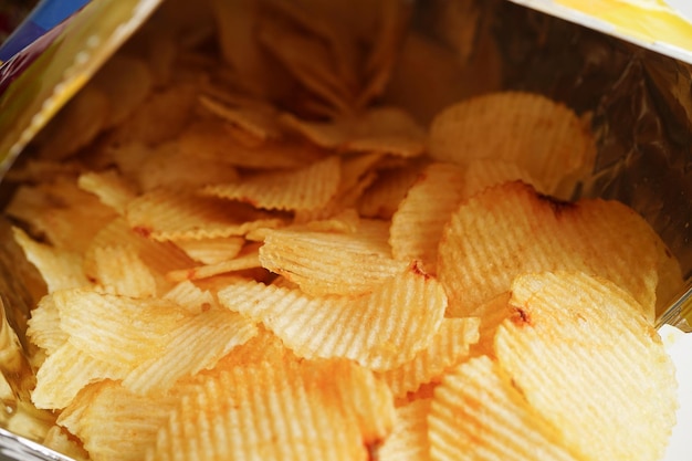 Patatas fritas en bolsa abierta delicioso condimento de barbacoa picante para crips rebanada fina snack frito comida rápida