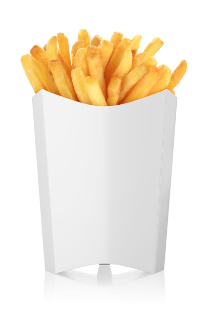 Patatas fritas en una caja de papel blanco para llevar aislada sobre fondo blanco Ilustración de representación 3d de vista frontal