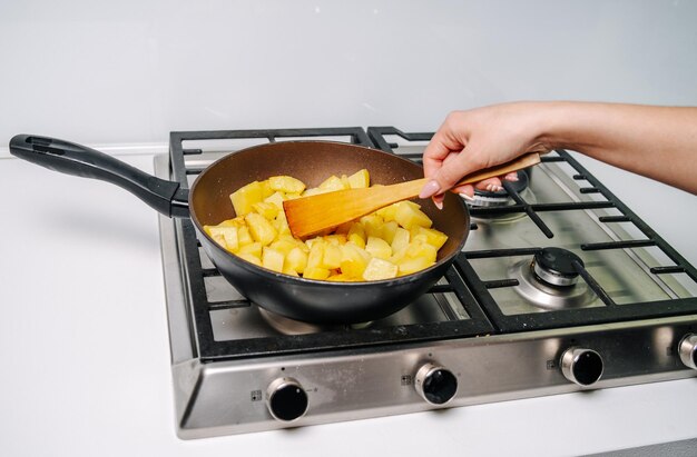 Patatas fritas en casa en una sartén