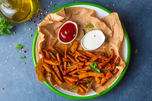 Patatas fritas caseras asadas al horno