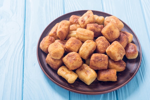 Patatas fritas caseras ñoquis comida italiana sobre fondo de madera