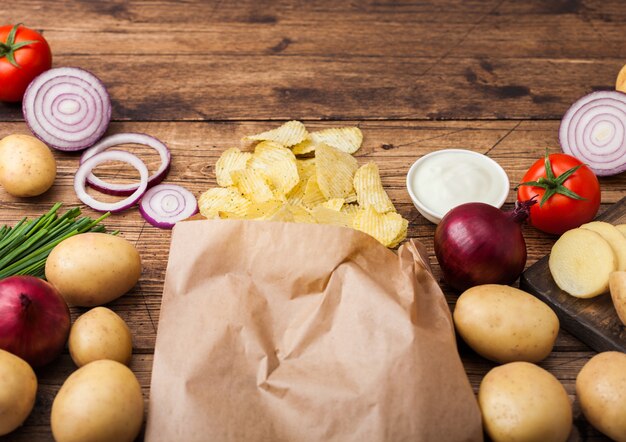 Patatas fritas caseras orgánicas frescas con crema agria y cebolla roja