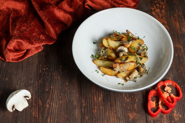 Patatas fritas con champiñones y cebolla.