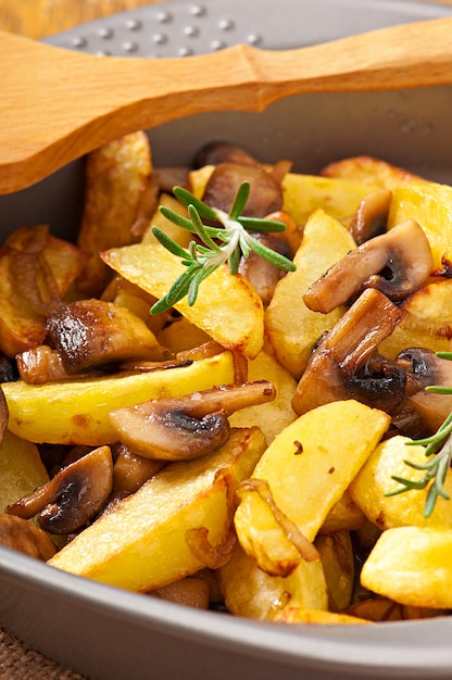 Patatas fritas con champiñones y cebolla.