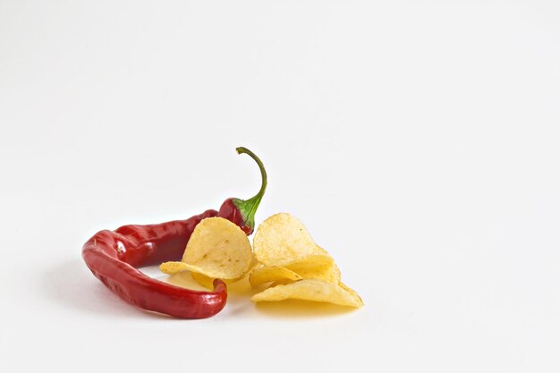 Patatas fritas y chile en plato blanco aislado