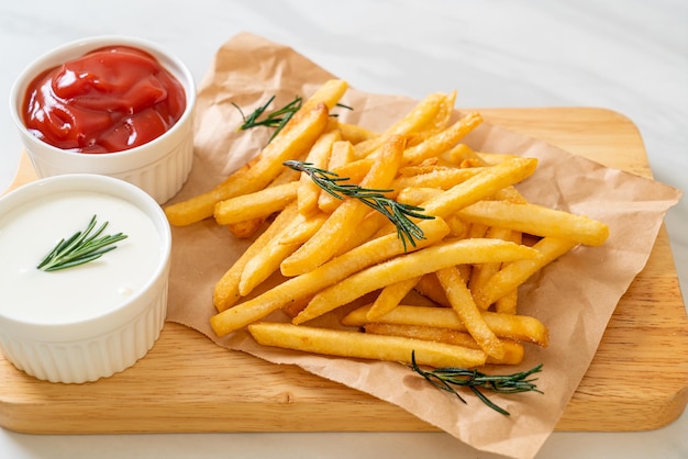 Patatas fritas con crema agria y ketchup