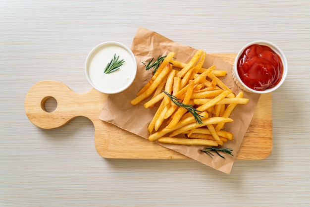 Patatas fritas con crema agria y ketchup