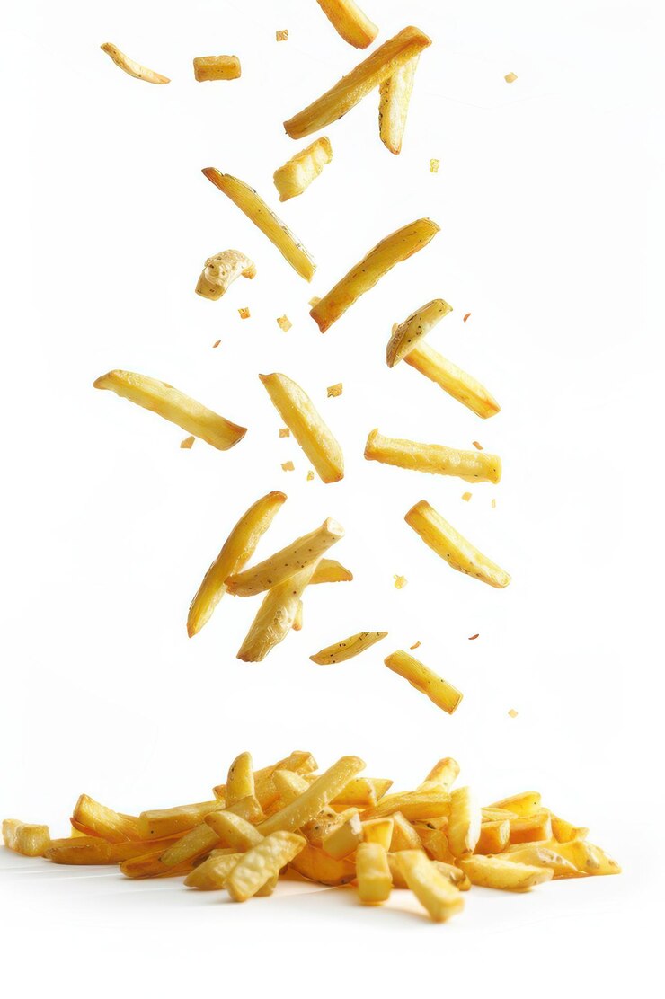 Patatas fritas crujientes que caen en el aire sobre un fondo blanco mostrando su color dorado y textura crujiente