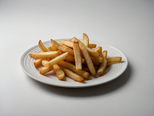 Patatas fritas crujientes sobre un fondo blanco