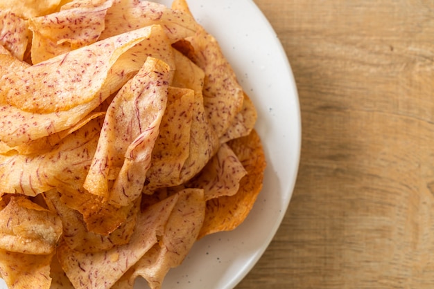 Patatas fritas crujientes: taro en rodajas frito o al horno