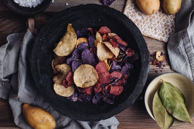 Patatas fritas crujientes en varios colores