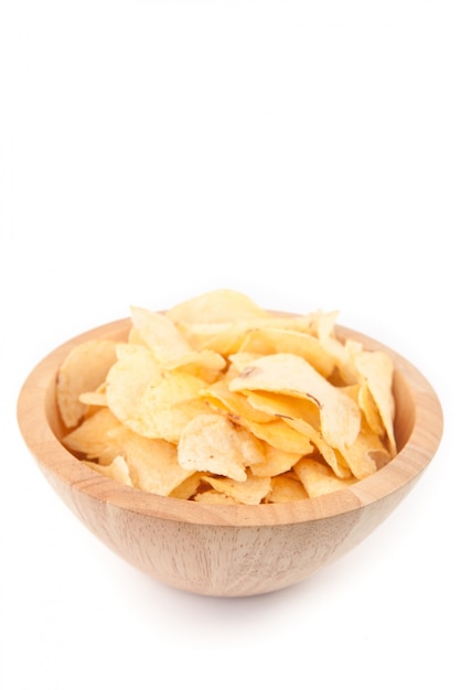 Patatas fritas en un cuenco de madera sobre fondo blanco